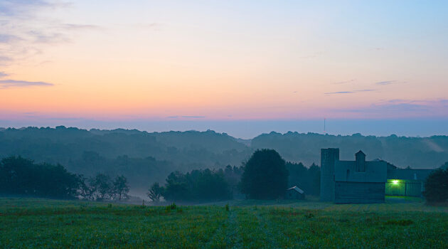 Early morning at the Silver Lake Farm, Silver Lake, Ohio, USA. Photo By Dick Pratt
