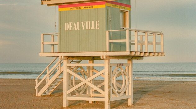 Lifeguard cabin on the beach of Deauville (Normandy, France). Captured with a Leica M3 on Kodak Portra 160 film. Photo by Sébastien Lavalaye